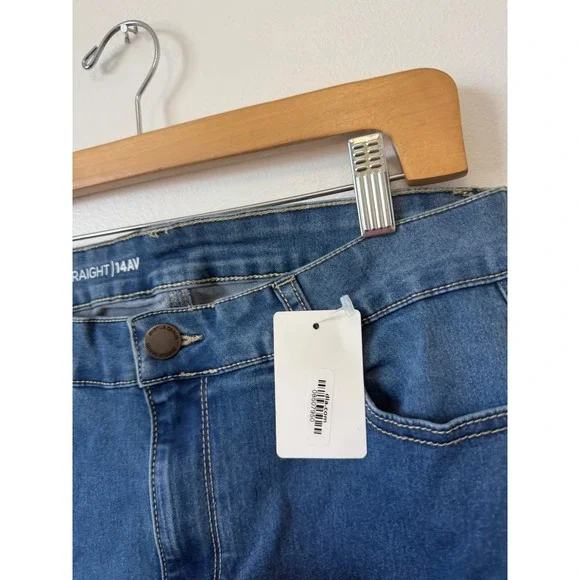 Avenue Women's Denim Straight Jeans – Blue Wash – Size 14AV – NWT - Picture 3 of 4